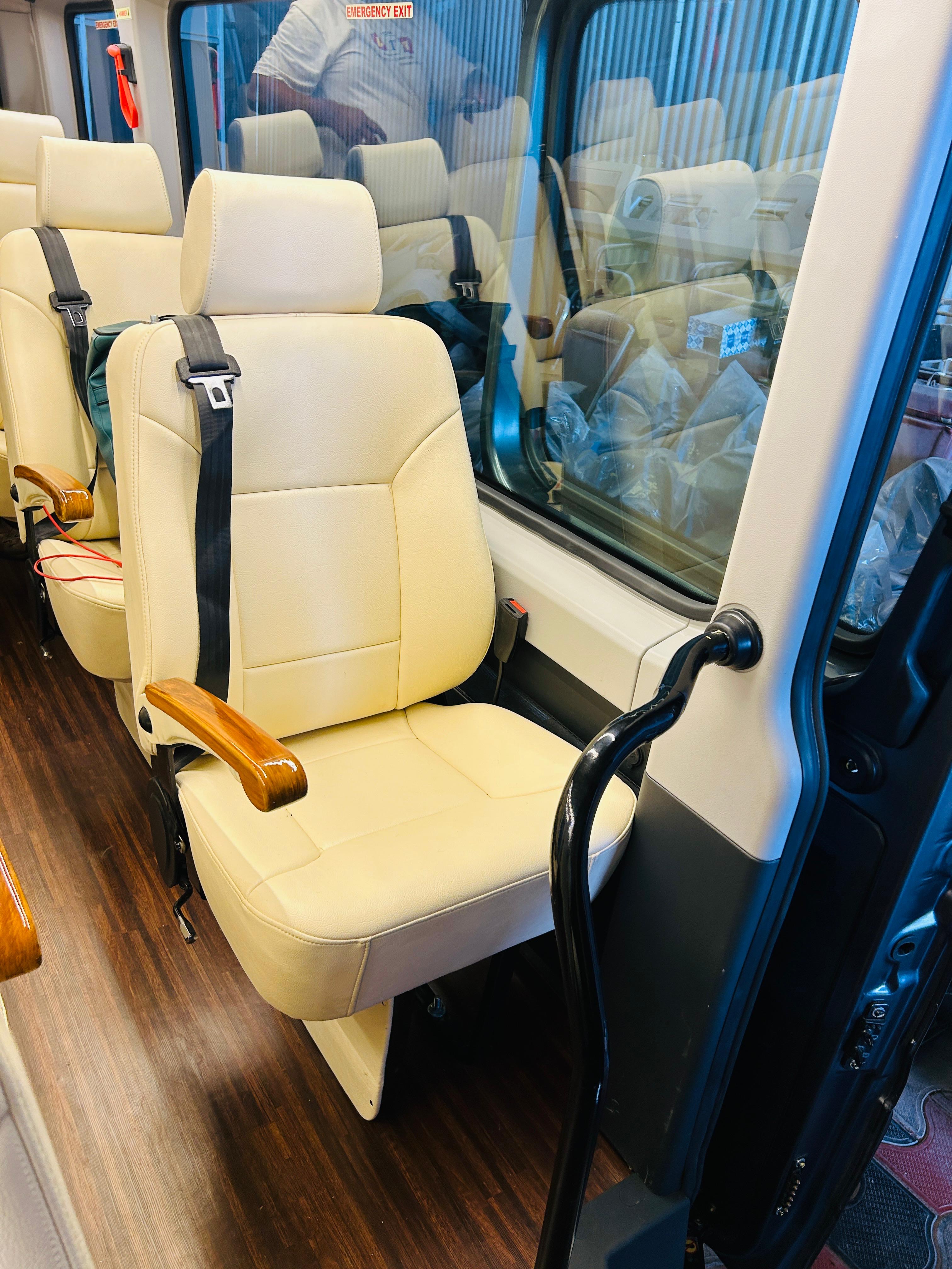 16 Seater Force Urbania Exterior